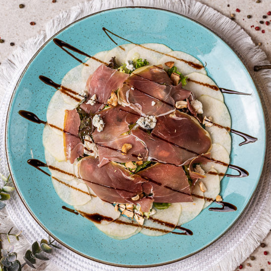 З прошуто, грушею та горгондзолою