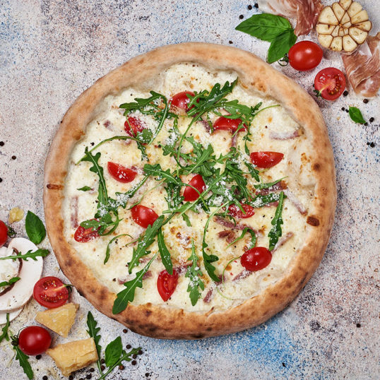 Карбонара з помідорами черрі та руколою