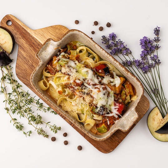 Паста альфорно з рагу болоньєзе та капонатою