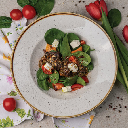 Салат з телятини гриль, свіжих овочів під трюфельним соусом